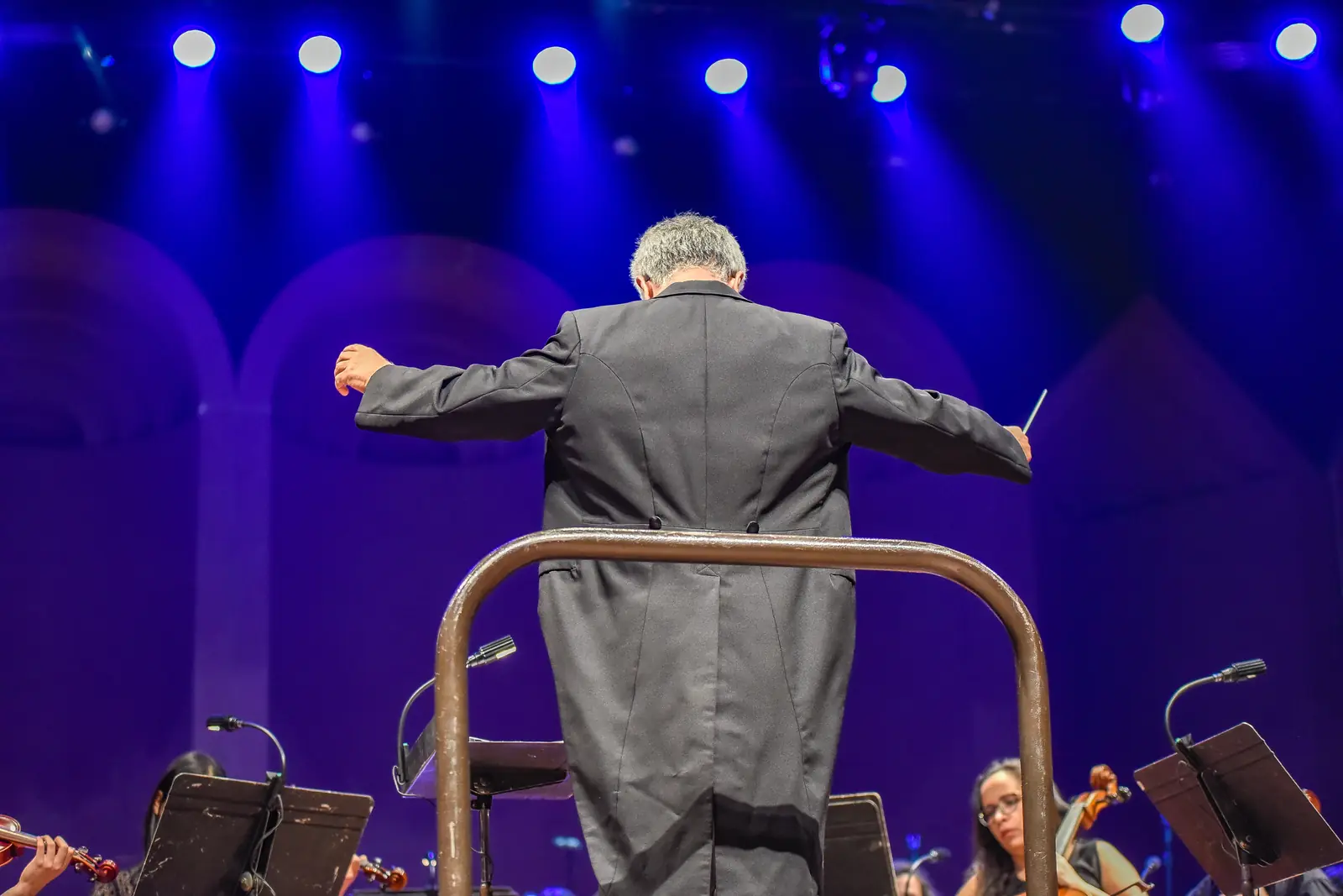Maestro regendo a orquestra Cordas do Iguaçu